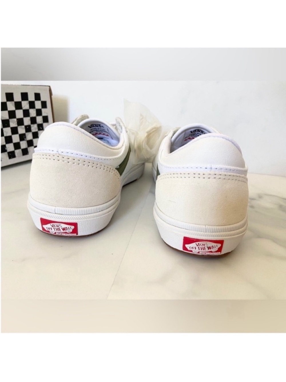 Vans Gilbert Crockett Shoe
True White / Green Women 9.0 US
Mens 7.5 US - Picture 8 of 13